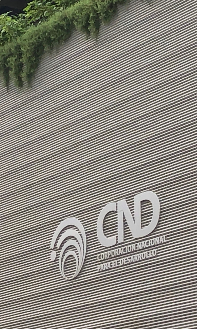 Arquitectura corporativa: fachada de la Corporación Nacional para el Desarrollo (CND) en Montevideo