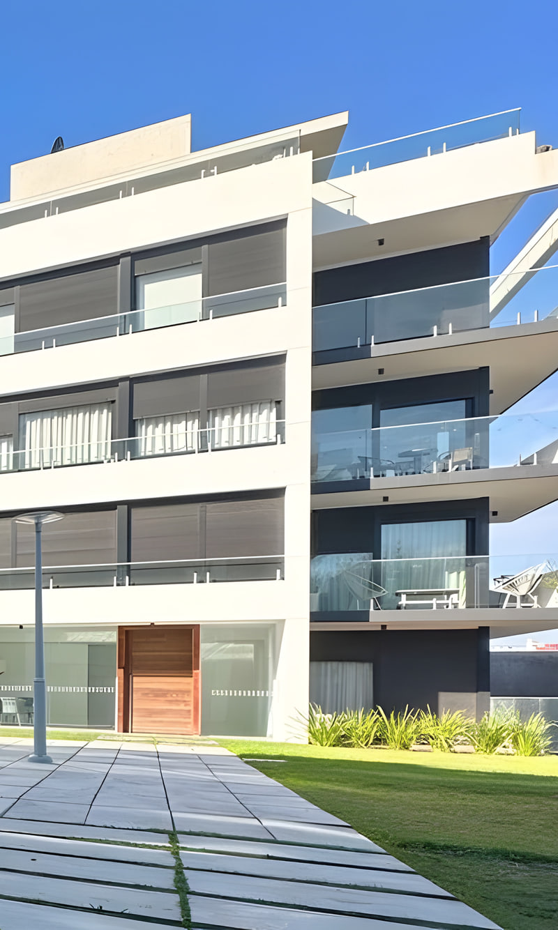 Arquitectura residencial: edificio de viviendas con balcones de vidrio